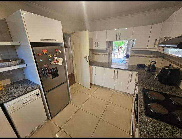 3 BEDROOM PROPERTY TO RENT IN RONDEBOSCH